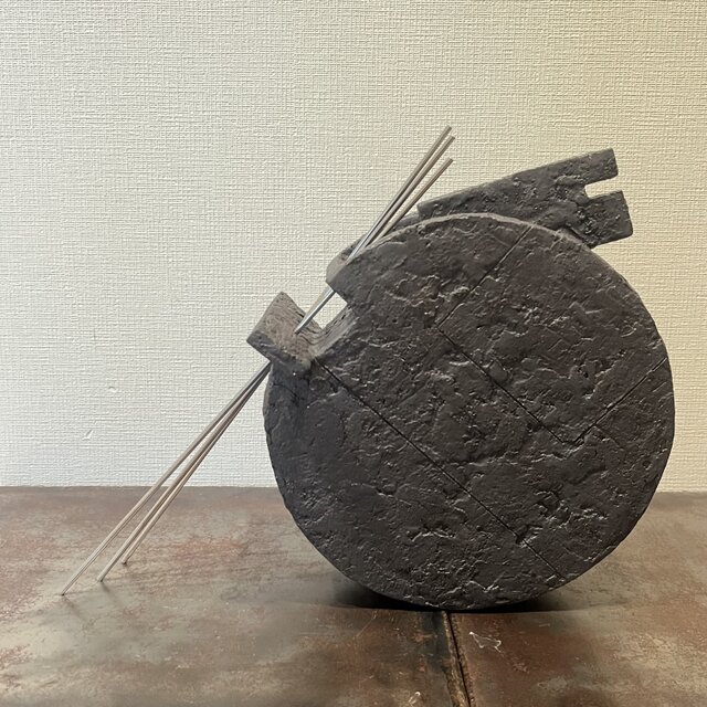 オブジェ　花器　黒釉＆ステンレス　線刻紋