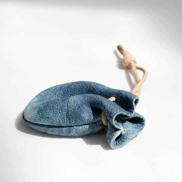 革 巾着袋 ケース アンモナイト オーソドックスで使いやすい巾着型のレザーポーチ「革鞄のHERZ