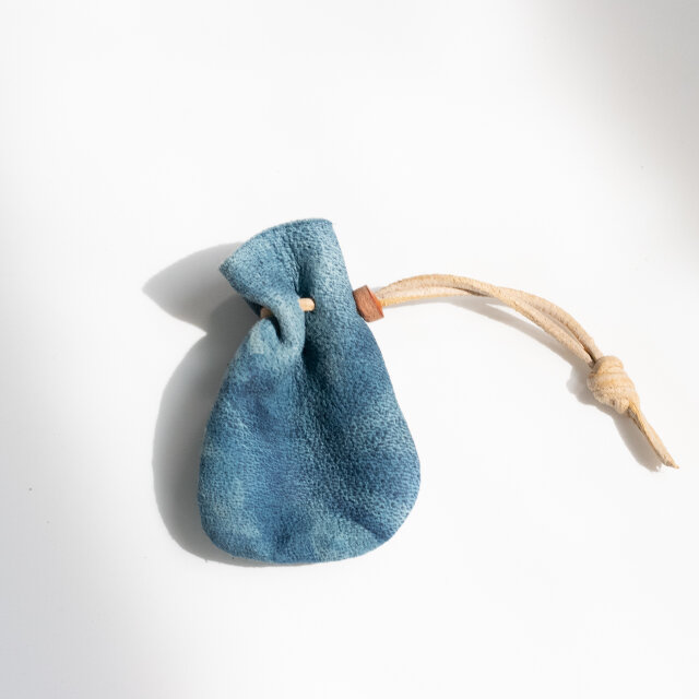 藍染鹿革巾着袋 221049 | iichi 日々の暮らしを心地よくする