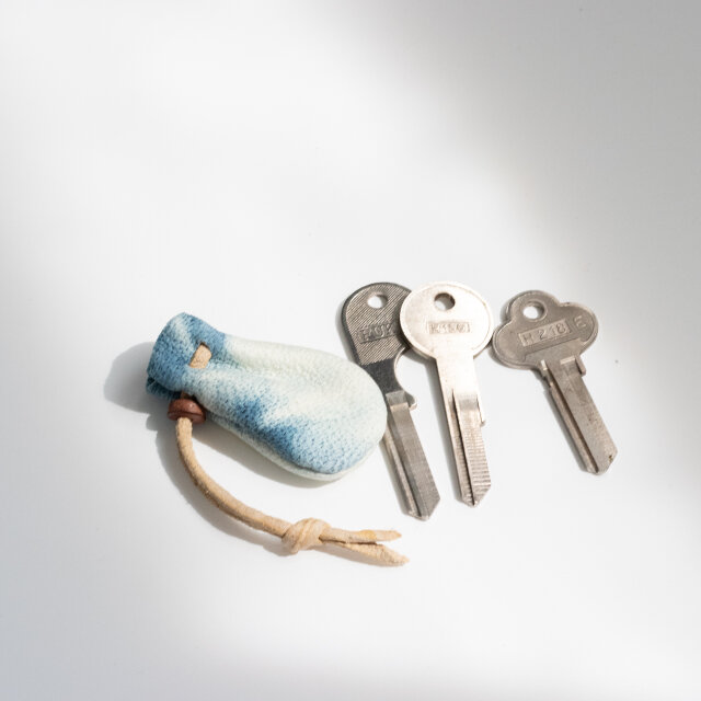 豆巾着　鹿革　藍染め　221047