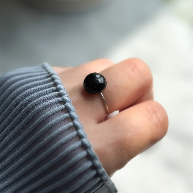 身につけるだけでサマになる 漆黒のフリーリング　オニキス　フリーサイズ　シルバーorゴールド --Cool-- 　