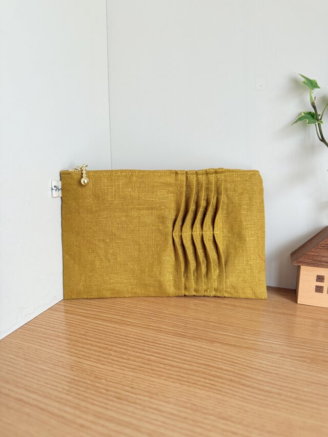リネンのフラットポーチ（ピンタック）マスタード