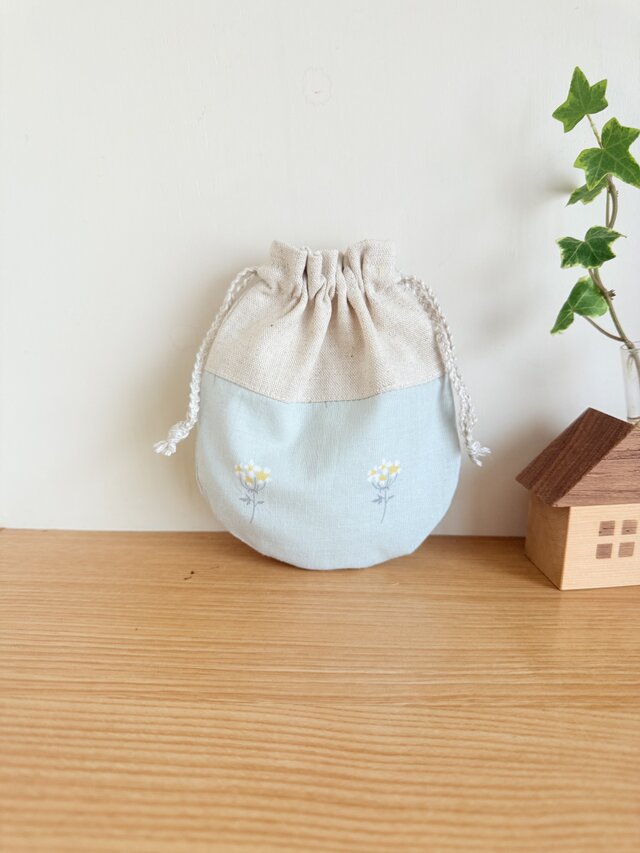 ラウンド型のミニ巾着（白い花）