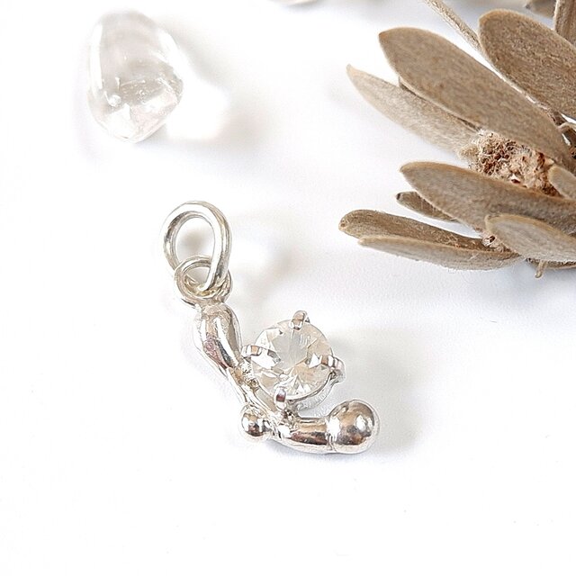 ～蛍光する希少オパール～　ハイアライト・オパールのデザインペンダント　天然石アクセサリー　一点物　macari