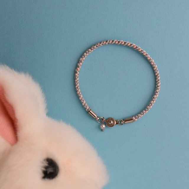 うさぎ色「ピンクがキュート！ライトグレーうさぎ」ブレスレット(R-LGY-250331)