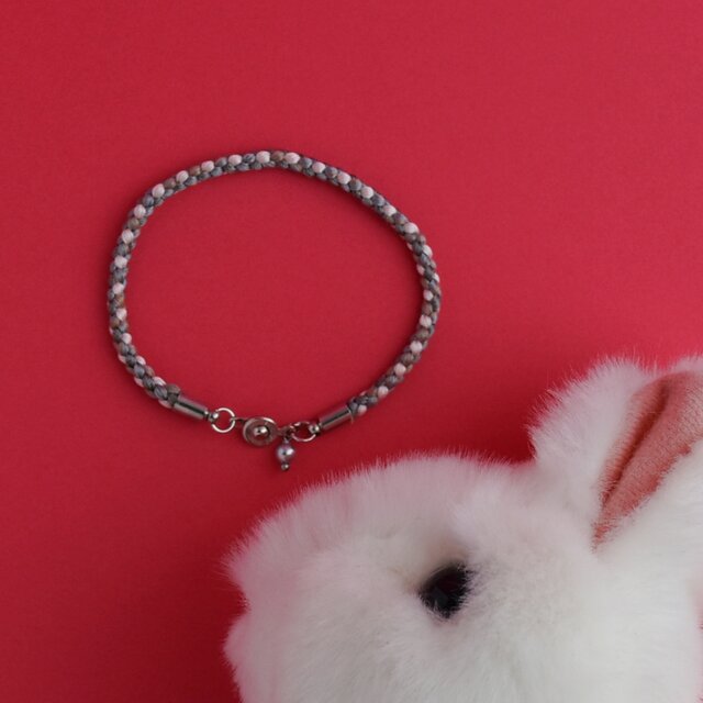 うさぎ色「ピンクがキュート！ベージュ毛を含んだグレーのうさぎ」ブレスレット(No.R-BE＆GY-250331-2)