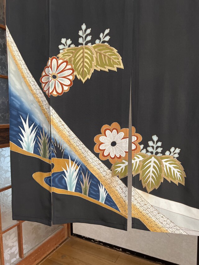 着物リメイク暖簾、留袖刺繍加工の柄ー横132—丈〜129! | iichi