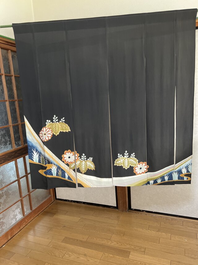 着物リメイク暖簾、留袖刺繍加工の柄ー横132—丈〜129! | iichi