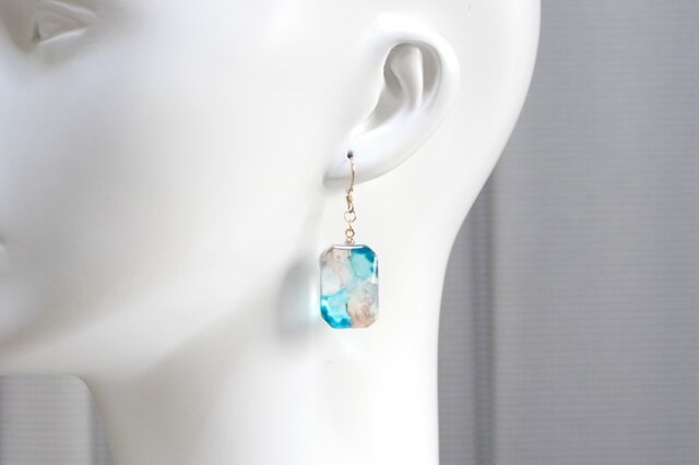 レジンアート エメラルドカットのピアス〈桐の葉蔭〉 | iichi 日々の