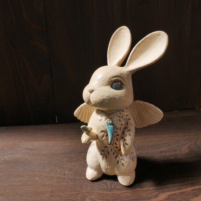 柄はレオパードですが実はウザギ　ラビットです 翼の白色葉影うさぎと小鳥 no.38 | iichi 日々の暮らしを