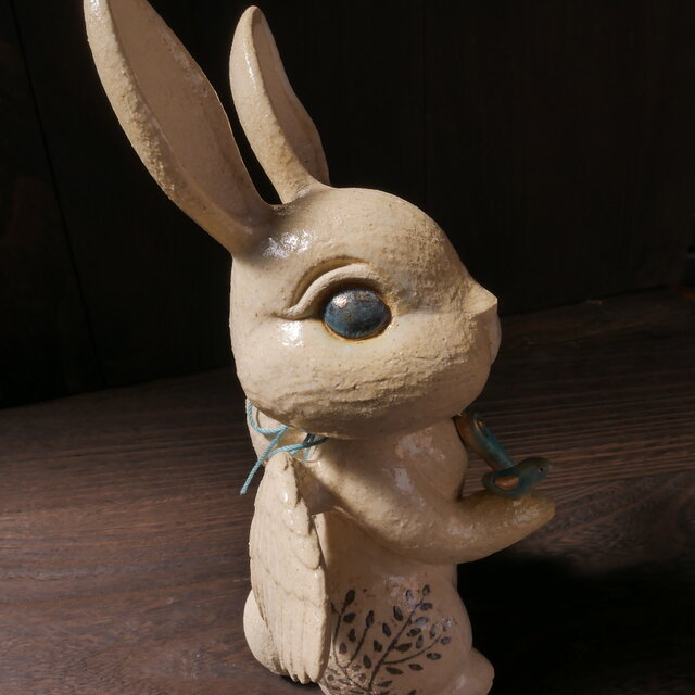 リボン付き白ウサギ剥製　アンティーク 翼の白色葉影うさぎと小鳥 no.38 | iichi 日々の暮らしを心地よくする