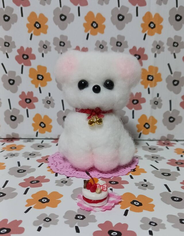 白くて可愛いワンちゃん　早くケーキ食べたいよねー　羊毛