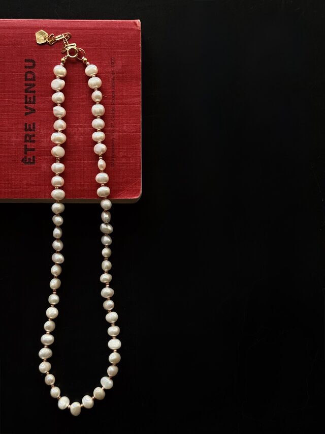 ポコポコした淡水パールとフランスヴィンテージビーズのネックレス（TJ11030）