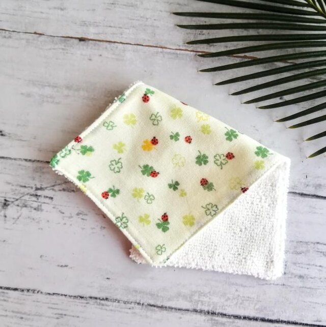 てんとう虫とクローバー　ハーフハンカチ　ガーゼハンカチ　タオルハンカチ　ダブルガーゼ　プチギフト　名入れ