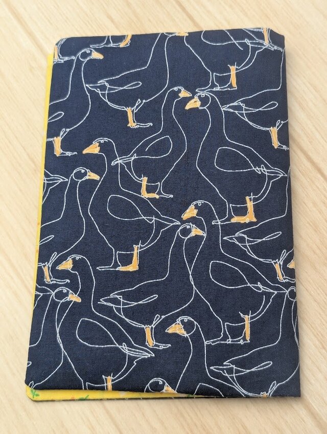 ファスナーポケット付きでマイナンバーも安心。アヒルのお薬手帳入れ