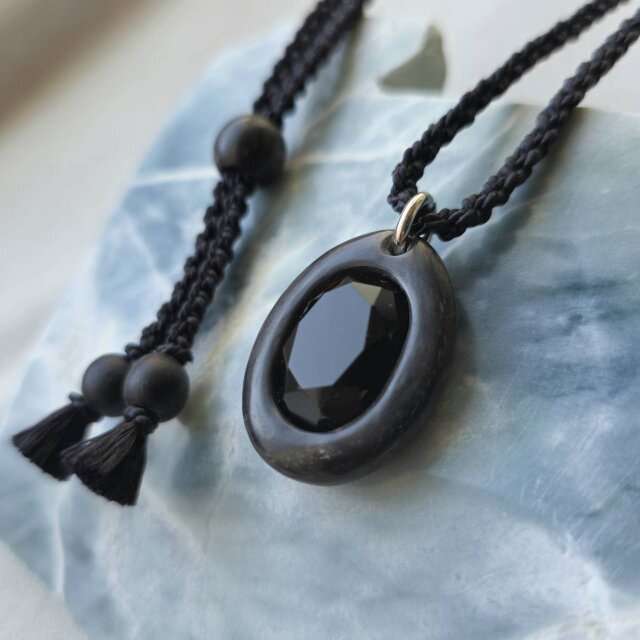 水牛の角 ブラックオニキスのペンダント