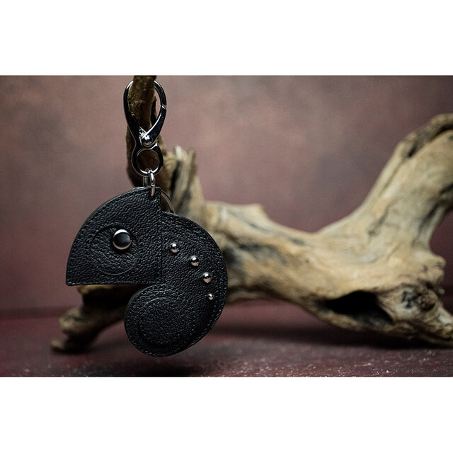 88色からオーダー可！！ カメレオン デザイン / ヤギ革 キーホルダー ( ミディアム )