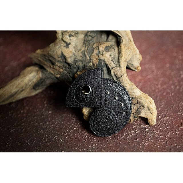 88色からオーダー可！！ カメレオン デザイン / ヤギ革 ブローチ ( スモール )