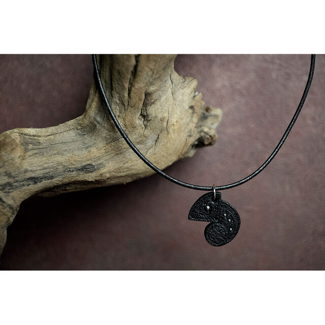 88色からオーダー可！！ カメレオン デザイン / ヤギ革 チョーカー