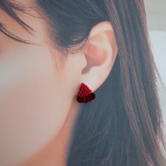 Beadspan triangle』（レッド）小サイズ ピアス/イヤリング【受注