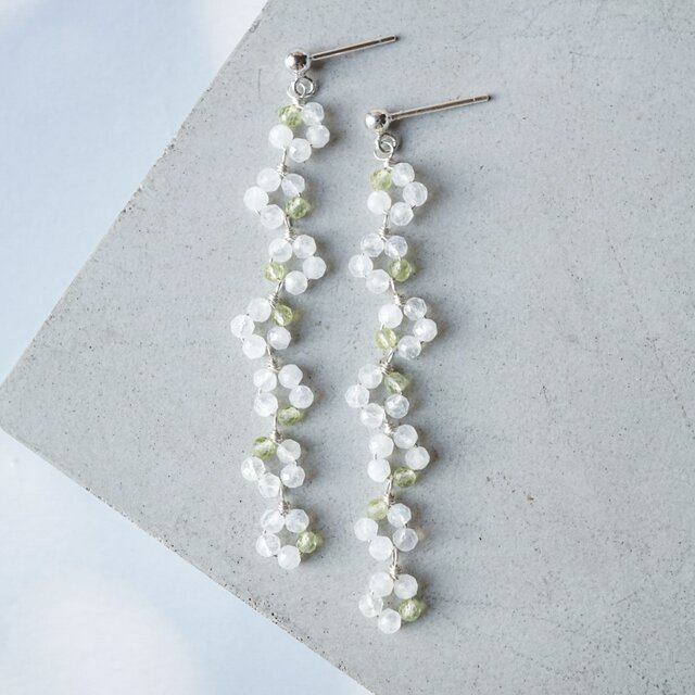 「シロツメクサの花冠」ムーンストーン ペリドット ピアス イヤリング 天然石 誕生石 春 シルバー silver925