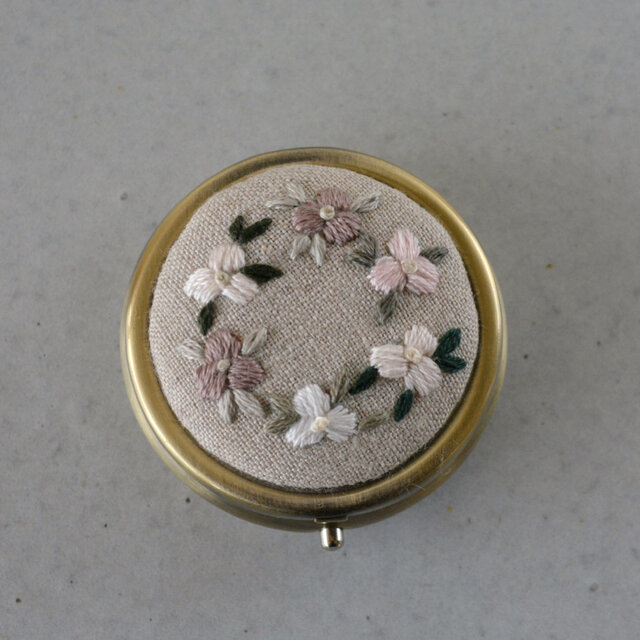 刺繍　セピア　小花　ピルケース
