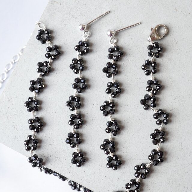 【３点セット】「カメリアの花冠」ブラックスピネル 天然石 誕生石 春 ピアス イヤリング ブレスレット 金属アレルギー対応