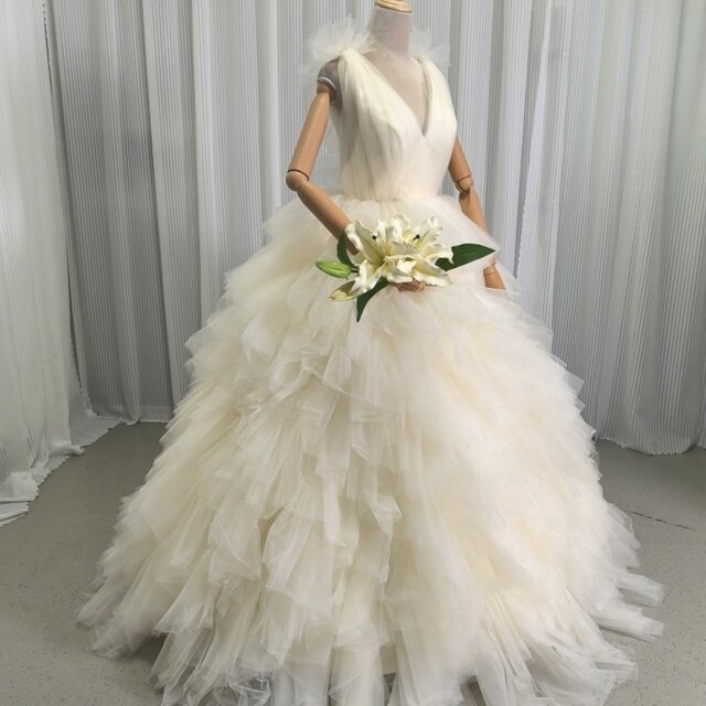 ウエディングドレス パステルイエロー Vネック もこもこドレス