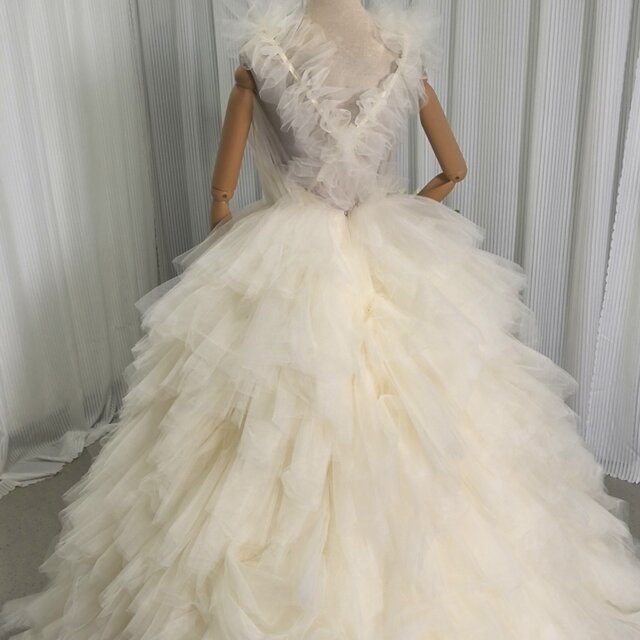 ウエディングドレス パステルイエロー Vネック もこもこドレス