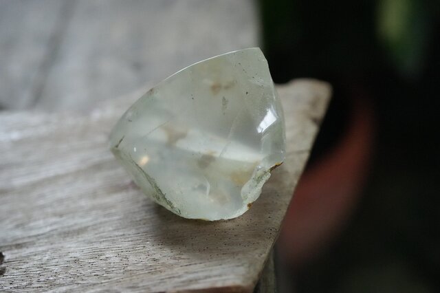 虹入りホワイト☆ガーデンクォーツ原石 s1355 | iichi 日々の暮らしを