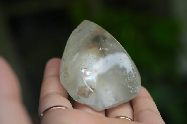 ✳️綺麗なホワイトガーデンと虹✨レインボー ガーデン水晶 六角柱 天然石 原石 虹入りホワイト☆ガーデンクォーツ原石 s1355 | iichi 日々の暮らしを