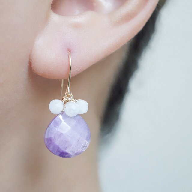 14kgf葡萄ミルクコーティングムーンストーン・フラワーカービングピアス