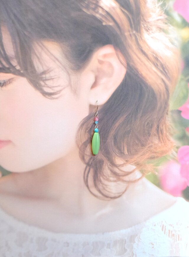 S149 グリーン・ピンク・ブルーのPOPなメルヘンカラーの縦ラインピアス