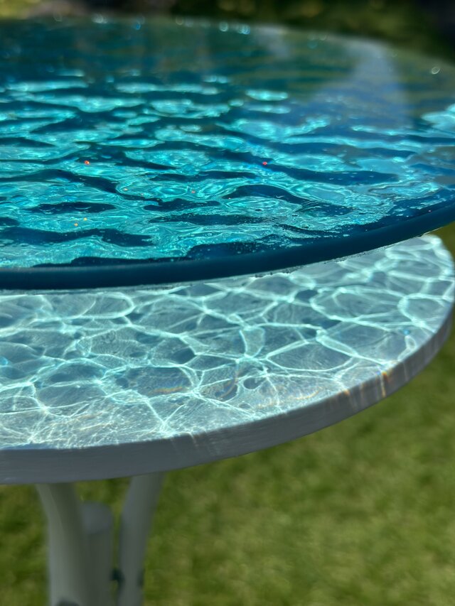 新ver エメラルドブルーの水面　　水紋の影　穏やかな海ガラスサイドテーブル　円形テーブル　水色　レジンアート　海の水面　