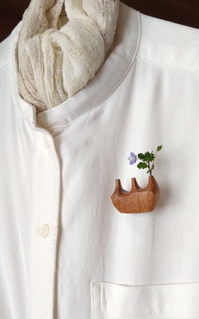 私のブローチ　「花を連れる」