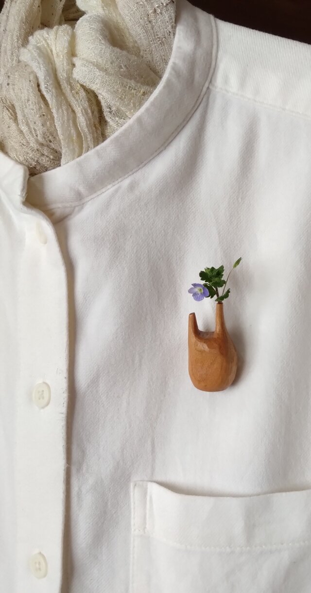 私のブローチ　「花を連れる」