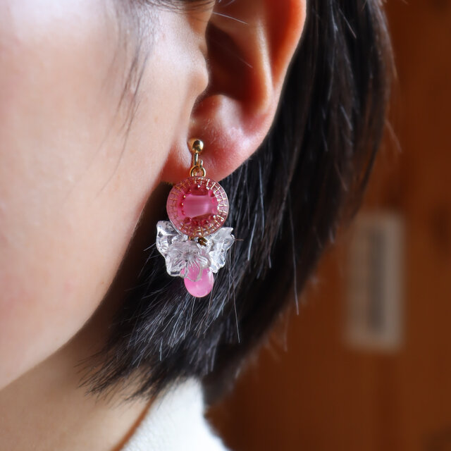 ゆらゆらイチゴの片耳ピアス/イヤリング(ノンホールピアス