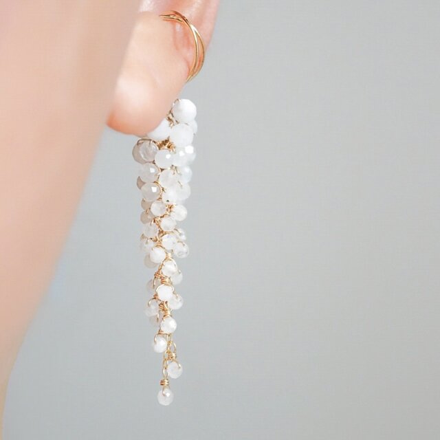 【イヤーカフ】「白藤」藤の花 レインボームーンストーン 天然石 6月 誕生石 片耳 じゃらじゃら ロング