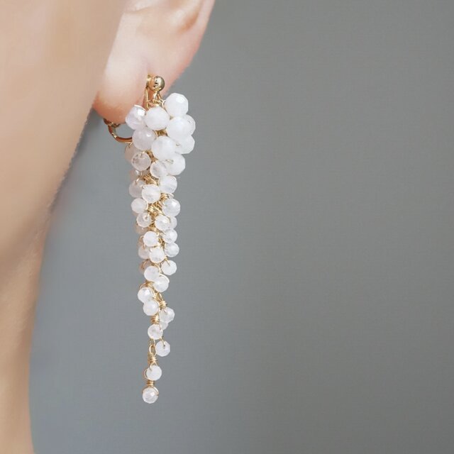 【ピアス／イヤリング】「白藤」藤の花 レインボームーンストーン 天然石 6月 誕生石 14kgf じゃらじゃら ロング