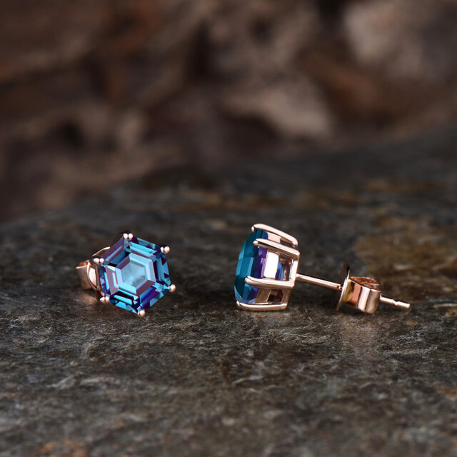 希少天然アレキサンドライトのスタッドピアス　 ラウンド　3mm 希少天然アレキサンドライトのスタッドピアス ラウンド 3mm