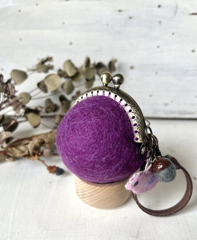 小鳥とどんぐりの羊毛フェルトまんまるがま口（パープル）