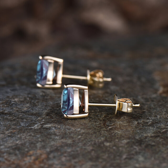 6月の誕生石アレキサンドライトピアスカラーチェンジストーン