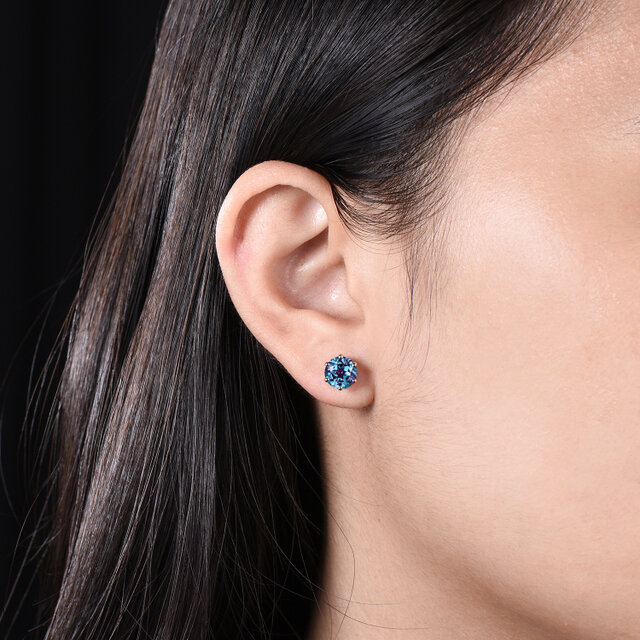 ユニークなソリティアピアス 6月の誕生石アレキサンドライトピアス