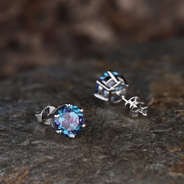 ユニークなソリティアピアス 6月の誕生石アレキサンドライトピアス