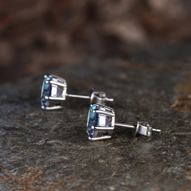 ユニークなソリティアピアス 6月の誕生石アレキサンドライトピアス