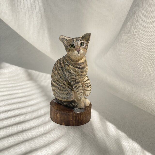 ANRI イタリア製 手彫り木製子供と猫の置物 お座りキジトラの木彫りの置物 | iichi 日々の暮らしを心地よくする