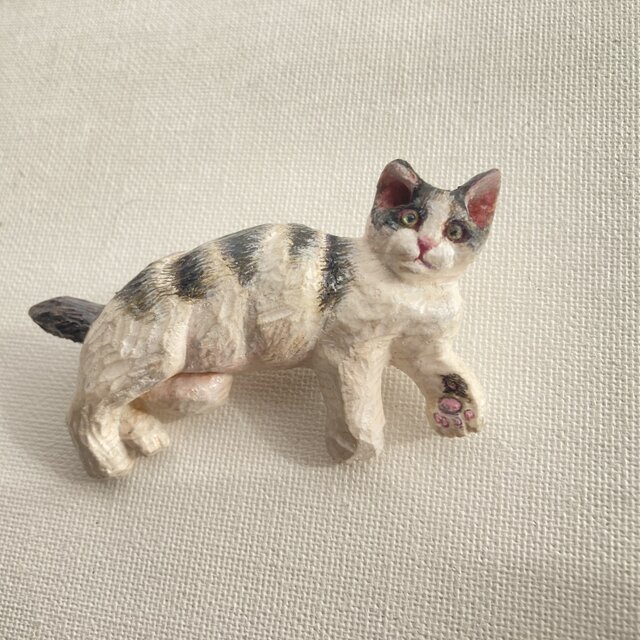 寝・飯猫のブローチ（ハチワレ2）