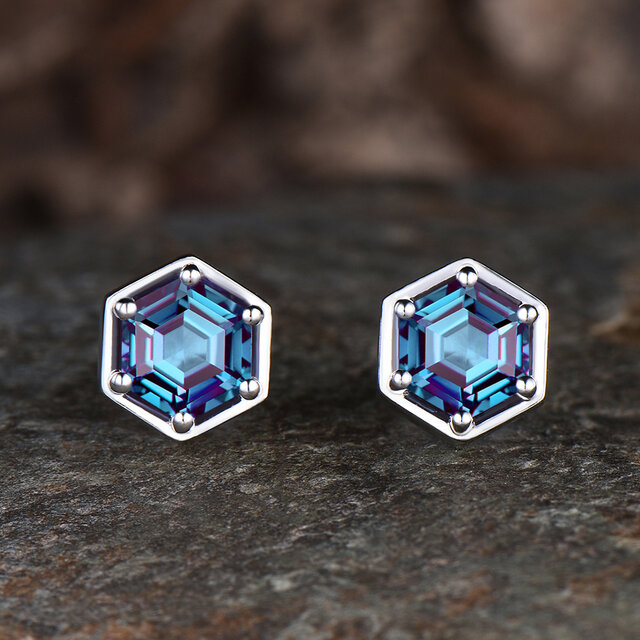 6月の誕生石 アレキサンドライト ピアス カラーチェンジストーン ソリティア ピアス 誕生日 スタッドピアス