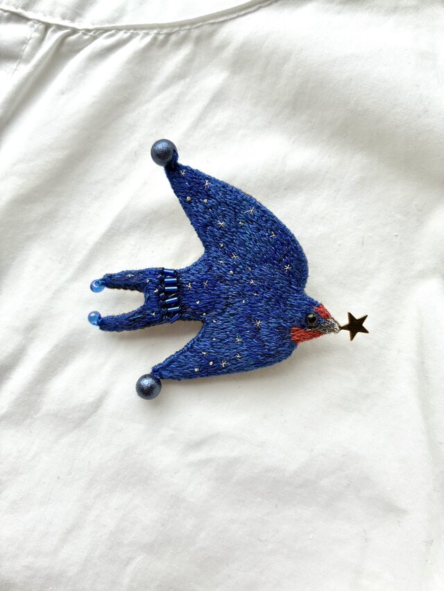 星空を纏うツバメさん　刺繍鳥ブローチ