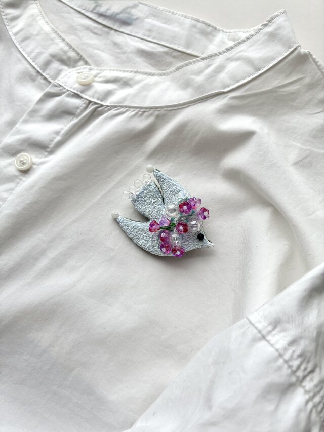 春の花を纏う鳥　haruurara ハルウララ　刺繍鳥ブローチ
